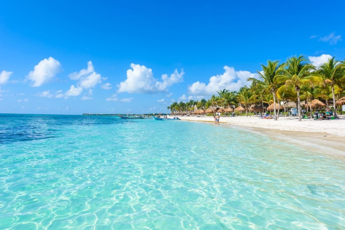 Playa de la Riviera Maya con palmeras y aguas turquesas